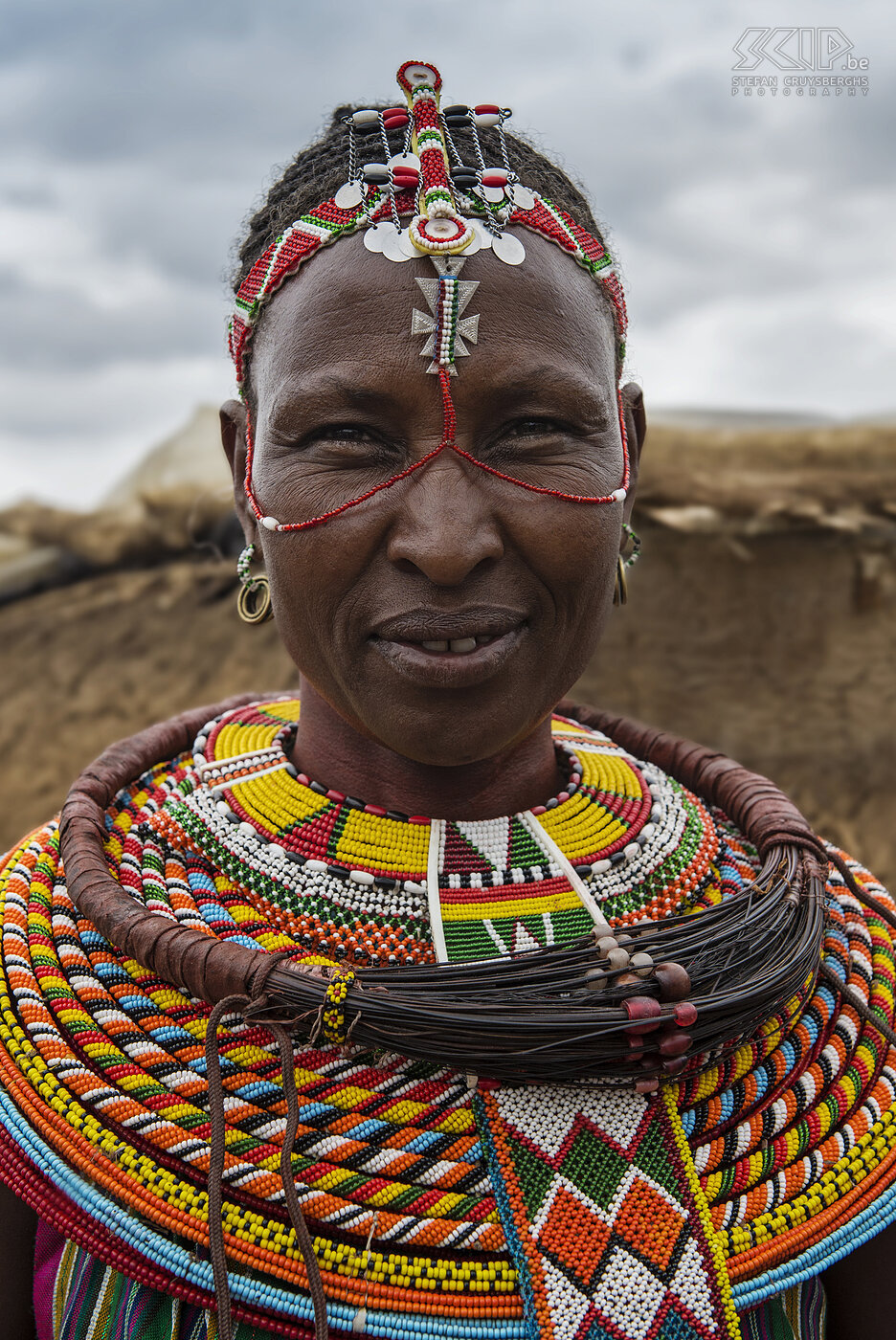 Kisima - Samburu lmuget - Vrouw Sommige getrouwde Samburu vrouwen dragen nog steeds de traditionele mporro halsketting. In het verleden werden deze halskettingen gemaakt van het haar van giraffen staarten maar tegenwoordig gebruiken ze vezels van palmbladeren. Vrouwen dragen bijna altijd eenvoudige metalen oorringen. Stefan Cruysberghs